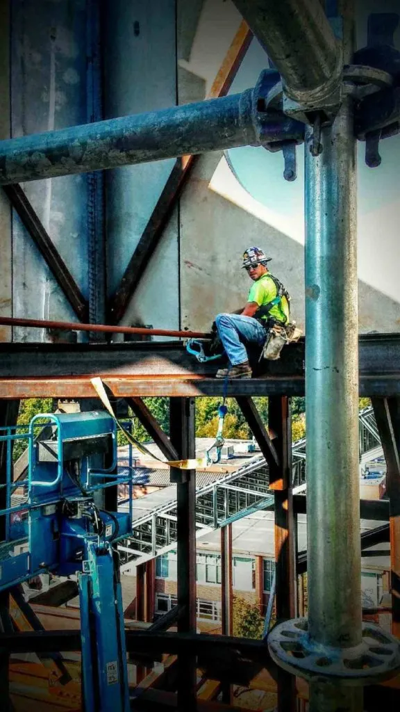 Worker using fall protection equipment on a system scaffolding project in Knoxville, TN
